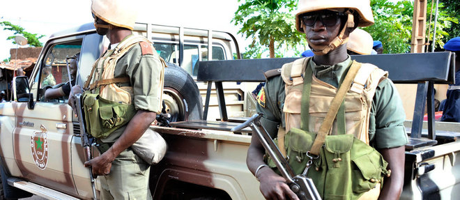 Au Mali, l'armee repousse des djihadistes presumes, faisant un mort. 
