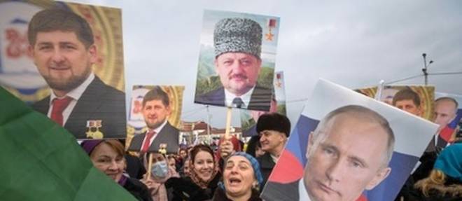 Des manifestants brandissent des pancartes a la gloire du president tchetchene Ramzan Kadyrov (g) et du president russe Vladimir Poutine (d) a Grozny le 22 janvier 2016