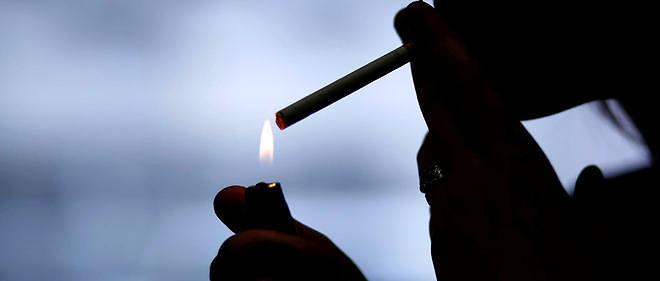 Selon l'association Alliance contre le tabac, plus de la moitie des etablissements scolaires francais ne respectent pas la loi Evin.