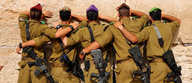 Des soldats israeliens de Tsahal priant a Jerusalem (illustration).