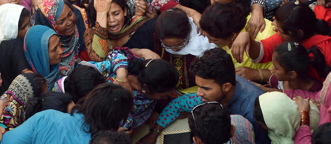 Les chretiens enterrent leurs morts au lendemain d'une attaque-suicide qui a fait 72 victimes dans un parc de Lahore.