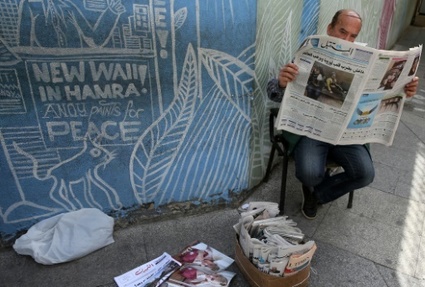 Un Libanais lit le quotidien As-Safir, pres d'un kiosque a journaux, a Beyrouth le 23 mars 2016