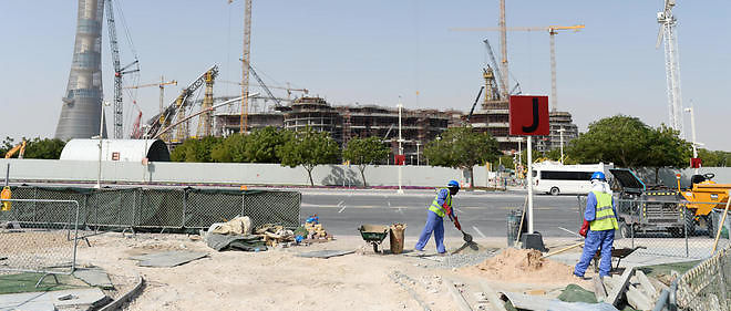 Amnesty International denonce les abus flagrants envers les travailleurs etrangers qui aident a construire les stades au Qatar.