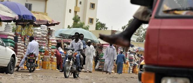 La coalition de syndicats et d'organisations de defense des droits de l'homme << Ca suffit >> a appele les Tchadiens a ne pas sortir de chez eux, pour protester contre la candidature du president Deby a sa reelection.
