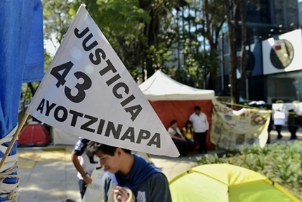 Banniere reclamant la "justice" pour les 43 etudiants disparus depuis septembre 2014 dans l'Etat du Guerrero, lors d'une manifestation a Mexico le 29 decembre 2014