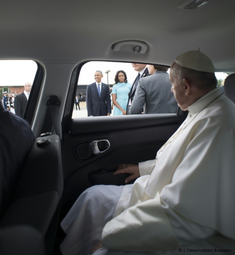 Photo fournie par L'Osservatore Romano montrant le pape François regardant Barack et Michelle Obama avant de partir dans la Fiat à Andrews Air Force Base aux Etats-Unis le 22 septembre 2015  © HO L'OSSERVATORE ROMANO/AFP/Archives