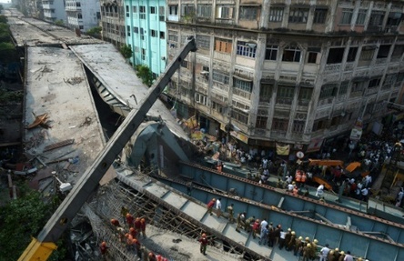 Effondrement d'un autopont dans un quartier peuple de Calcutta, dans l'est de l'Inde, le 31 mars 2016