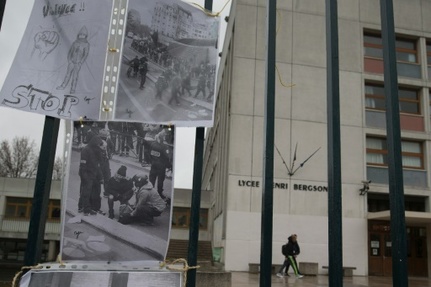 Des photos  accrochees le 25 mars 2016 a la grille du lycee Henri Bergson a Paris pres duquel un lyceen de 15 ans a recu des coups en marge des manifestations 