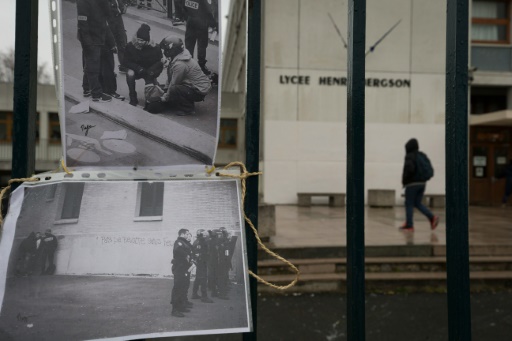 Des photos  accrochées le 25 mars 2016 à la grille du lycée Henri Bergson à Paris près duquel un lycéen de 15 ans a reçu des coups en marge des manifestations  © JOEL SAGET AFP