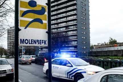Une voiture de police a l'entree de la commune de Molenbeeck en Belgique, le 16 novembre 2015