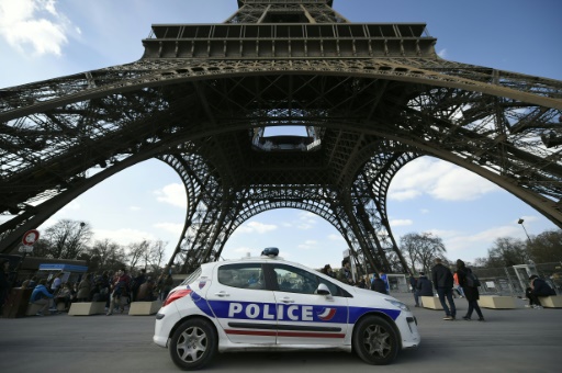 Une voiture de police aux abords de la Tour Eiffel à Paris, le 22 mars 2016 © LIONEL BONAVENTURE AFP