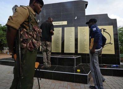 Un soldat devant le memorial dedie aux victimes du massacre de 148 personnes a l'universite de Garissa au Kenya, le 2 avril 2016