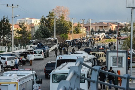 Les forces speciales de la police turque sur les lieux de l'attentat a la voiture piegee a Diyarbakir, dans le sud-est de la Turquie, le 31 mars 2016