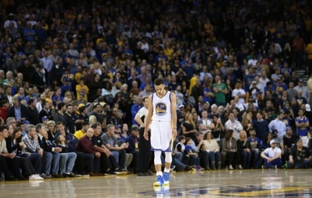 Le meneur des Golden State Warriors Stephen Curry lors de la defaite face aux Boston Celtics en NBA, le 1er avril 2016 a Oakland
