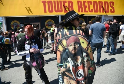 Des fans du groupe de hard rock americain Guns N' Roses a la recherche d'un billet pour le concert surprise que donne le groupe a Los Angeles le 1er avril 2016