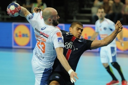 Le Montpellierain Vid Kavtinik tire lors de la finale de la Coupe de la Ligue face au Paris SG, le 13 mars 2016 a Montpellier