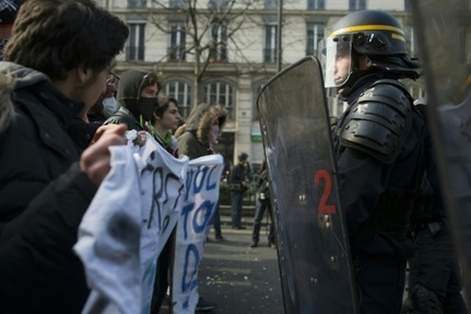 Des lyceens manifestent contre la loi travail face a la police le 1er avril 2016 a Paris
