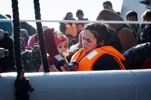 Une femme et son enfant arrivent à bord d'un bateau des gardes-côtes grecs au port de Mytilène, sur l'île grecque de Lesbos, le 29 mars 2016 © - AFP/Archives