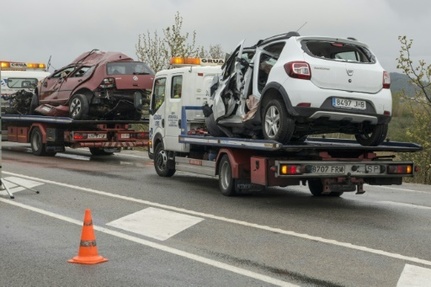 Des camions transportent des vehicules accidentes, le 2 avril 2016 pres de Figueras en Espagne