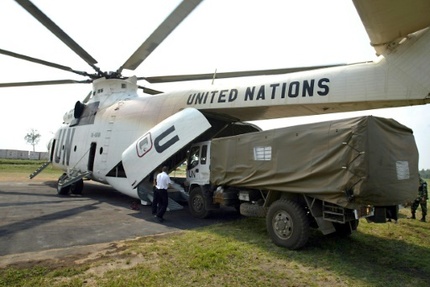 Un helicoptere MI 26 des Nations Unies decharge un camion le 1er aout 2003 a Bunia en Republique democratique du Congo