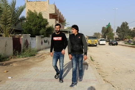 L'Irakien Mourtada Hamid (g) et son frere Moustafa sont revenus chez eux apres avoir passe du temps en Allemagne, le 21 fevrier 2016 a Aziziyah, a 75 km au sud-est de Bagdad