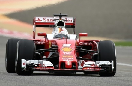 La Ferrari de l'Allemand Sebastian Vettel lors de la 1e seance d'essais libres du Grand Prix de Bahrein, le 1e avril 2016, sur le circuit de Sakhir, pres de Manama