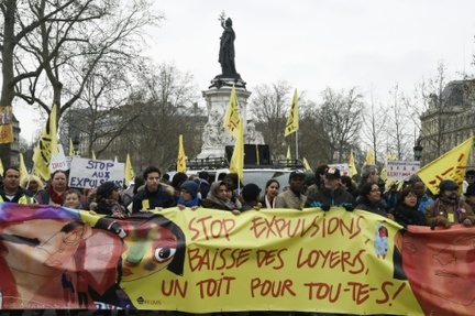 Manifestation contre les expulsions apres la fin de la treve hivernale, a Paris le 2 avril 2016