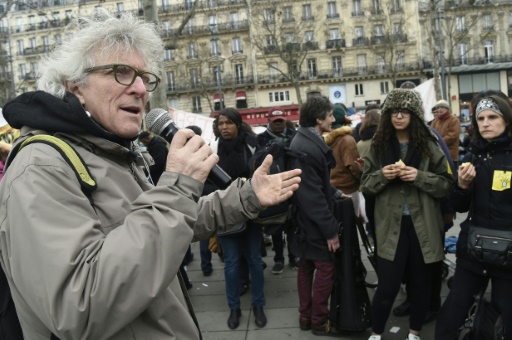 Le porte-parole du DAL (Droit au Logement) Jean-Baptiste Eyraud fait un discours lors de la manifestation contre les expulsions, à Paris le 2 avril 2016 © DOMINIQUE FAGET AFP
