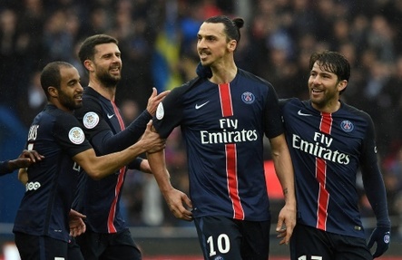 Zlatan Ibrahimovic felicite par ses coequipiers du PSG apres l'un de ses 3 buts contre Nice, le 2 avril 2016 au Parc des Princes
