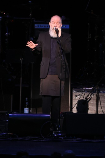 Le chanteur de R.E.M Michael Stipe chante "Ashes to Ashes" en hommage à David Bowie, lors d'un concert au Radio City Music Hall à New York, le 1er avril 2016 © Jamie McCarthy GETTY IMAGES NORTH AMERICA/AFP