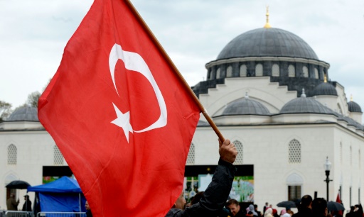 Un homme brandit un drapeau turc lors de l'inauguration de la mosquée du centre islamique Diyanet, le 2 avril 2016 à Lanham (est des Etats-Unis) © Olivier Douliery AFP