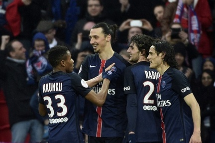 L'attaquant du PSG Zlatan Ibrahimovic, felicite par ses coequipiers apres l'un de ses 3 buts face a Nice, le 2 avril 2016 au Parc des Princes