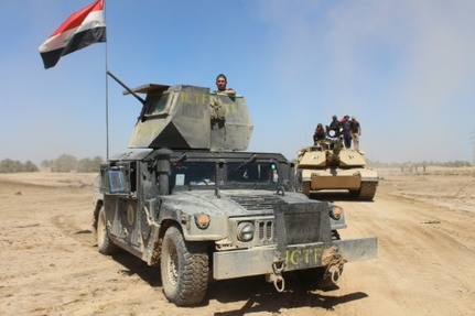 Des membres des forces irakiennes, le 2 avril 2016 pres de la ville de Hit, dans la province d'Al-Anbar 