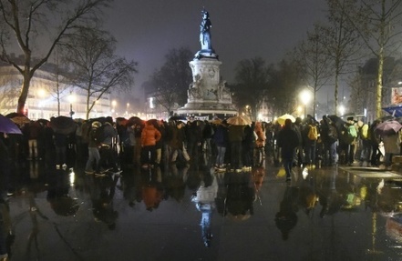 Des participants a la "Nuit debout", le 2 avril 2016 place de la Republique a Paris