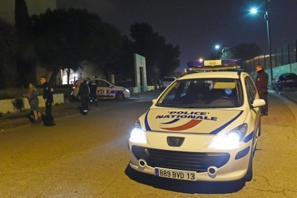 Des policiers inspectant le lieu ou a eclate la fusillade dans les quartiers nord de Marseille, le 3 avril 2016