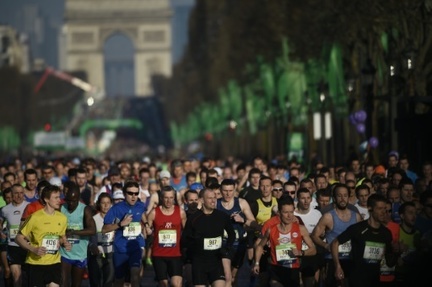 Depart de la 40e edition du marathon de Paris sur les Chapms-Elysees, le 3 avril 2016 