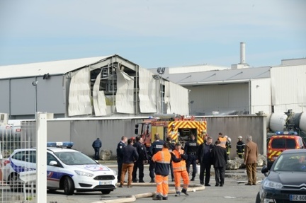 Policiers et pompiers apres leur intervention   lors d'un incendie survenu au sein d'une societe specialisee dans le transport de matieres dangereuses qui a provoque l'explosion de plusieurs camions-citernes a Bassens au nord de Bordeaux, le 3 avril 2016