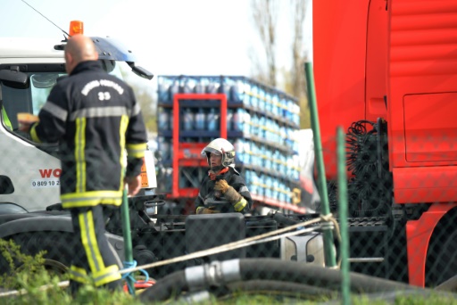 Des pompiers après leur intervention   lors d'un incendie survenu au sein d'une société spécialisée dans le transport de matières dangereuses qui a provoqué l'explosion de plusieurs camions-citernes à Bassens au nord de Bordeaux, le 3 avril 2016 © MEHDI FEDOUACH AFP
