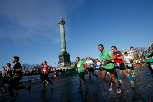 Des participants au marathon de Paris traversent la place de la Bastille, le 3 avril 2016 © THOMAS SAMSON AFP
