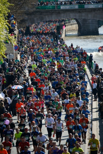 Des coureurs participants à la 40e édition du marathon de Paris, le 3 avril 2016 © THOMAS SAMSON AFP