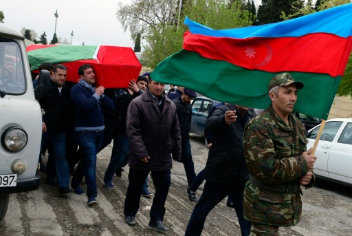 Le cercueil d'un soldat azerbaïdjanais est transporté le 3 avril 2016 à Terter, en Azerbaïdjan © TOFIK BABAYEV AFP