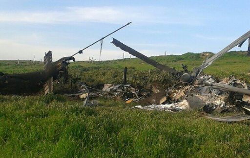 Photo fournie le 2 avril 2016 par le site internet du "ministère" de la Défense du Nagorny-Karabakh qui montrerait la carcasse d'un hélicoptère azerbaïdjanais après des affrontements © HO Nagorno Karabakh Republic Defence Ministry/AFP