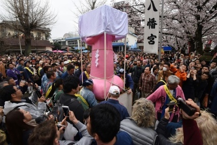 Des festivaliers brandissant des statues geantes de phallus a travers les rues de Kawasaki, au Japon, le 3 avril 2016
