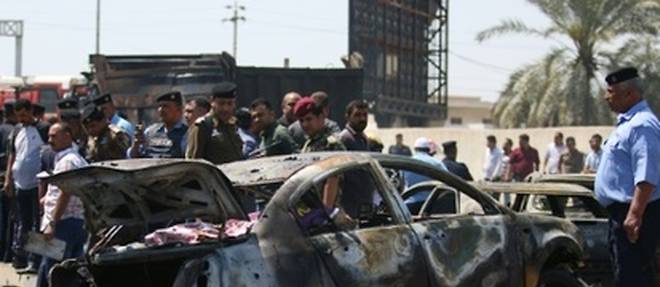 Une voiture calcinee apres une attaque suicide, le 4 avril 2016 a Bassora en Irak