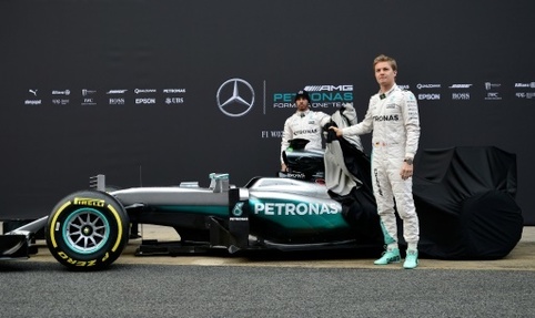 Le pilote allemand Nico Rosberg et son equipier britannique Lewis Hamilton decouvrent la Mercedes W07 Hybrid sur le circuit de Catalogne, le 22 fevrier 2016