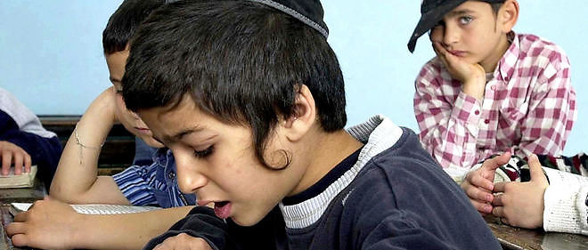 Un enfant en train d'etudier dans une yeshiva.