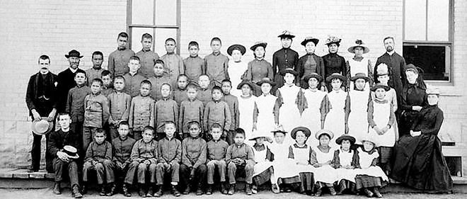 Des eleves autochtones du pensionnat de Saint-Paul, en 1901.
