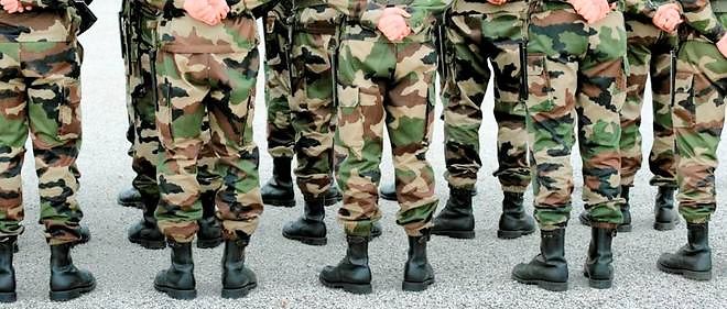 Hollande annonce la creation de 800 postes dans la Defense.