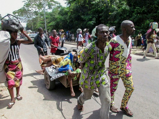 Des résidents des quartiers sud de Brazzaville fuient les affrontements entre les forces de sécurité congolaises et des assaillants non-identifiés le 4 avril 2016 © STRINGER AFP/Archives