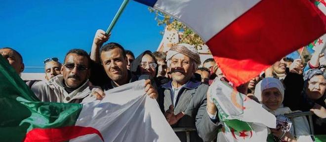 Les drapeaux algeriens et francais sont brandis lors d'une visite de Francois Hollande a Alger en 2012. 